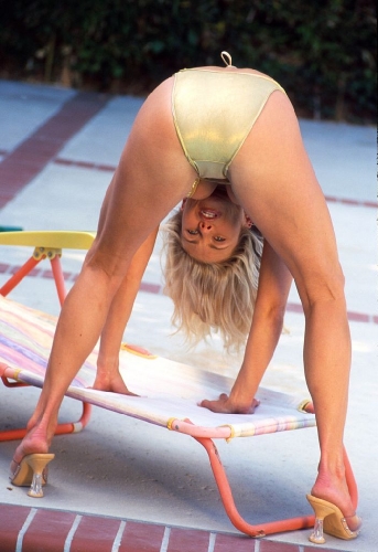 swimsuit0041.jpg (133919 bytes)